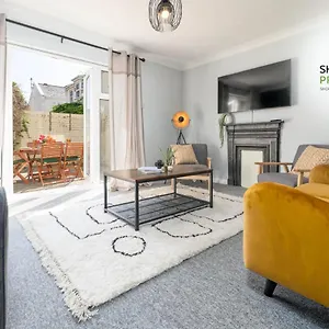 Holiday home Beautiful 3 Bed House That Sleeps 6 Guests With Courtyard & Free Parking By Sharphaus Short Lets & Serviced Management, Brighton